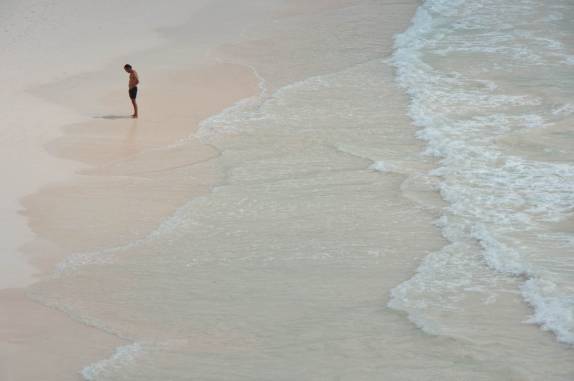 Caminhando por uma Horseshoe Bay quase vazia, em manhã de sol em Bermuda